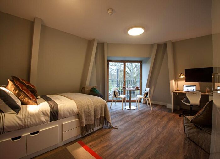 Studio To Rent In Halsmere Road, London, SE5