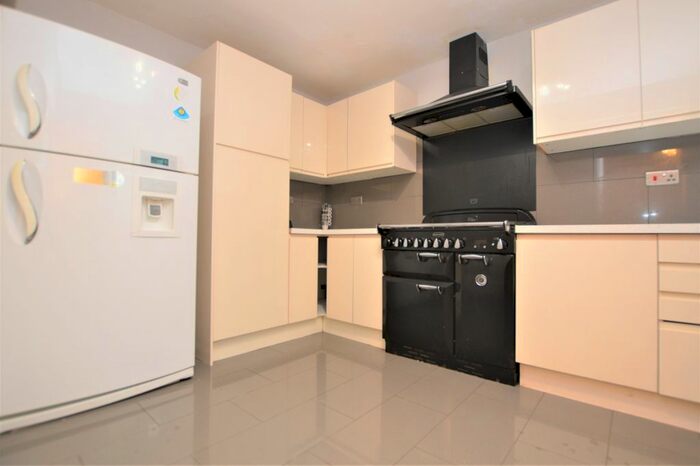 3 Bedroom Maisonette To Rent In Flaxman Road, London, SE5