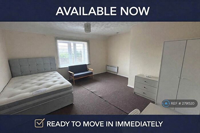 3 Bedroom Flat To Rent In University Area Available Now, Reading, RG6
