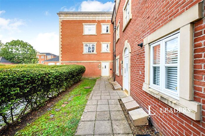 2 Bedroom Flat To Rent In Talfourd Way, Redhill, Patri, RH1