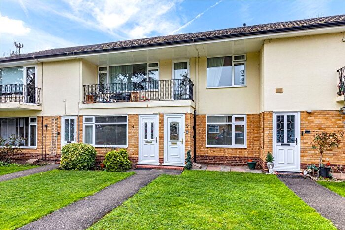 2 Bedroom Maisonette For Sale In Addlestone, Surrey, KT15