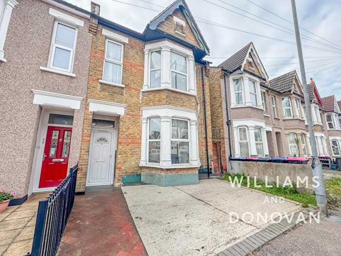 3 Bedroom End Of Terrace House For Sale In Central Avenue, Southend-on-Sea, SS2