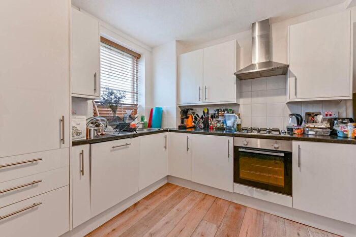 2 Bedroom Maisonette To Rent In Treaty Street, Islington, London, N1