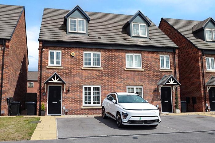4 Bedroom Town House For Sale In Davy Road, New Rossington, Doncaster, DN11