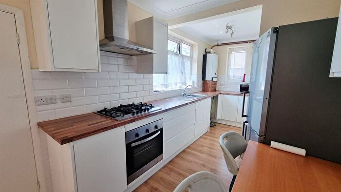 3 Bedroom Flat To Rent In Bath Road, Hounslow, TW3