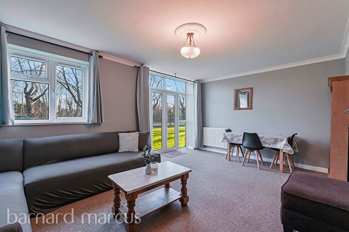 3 Bedroom Flat To Rent In Spencer Park, London, SW11