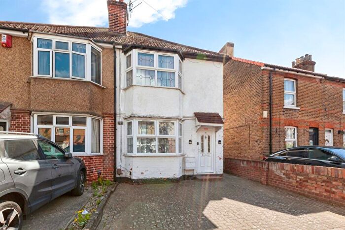 2 Bedroom Semi-Detached House For Sale In Grays Road, Slough, SL1