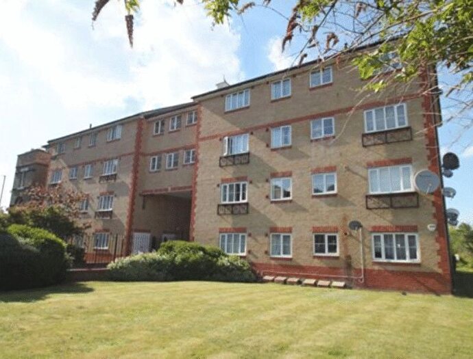 2 Bedroom Flat To Rent In Alice Close, New Barnet, Hertfordshire, EN5