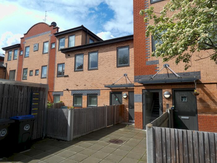 3 Bedroom Flat To Rent In Westminster Court, Hipley Street, Old Woking, GU22