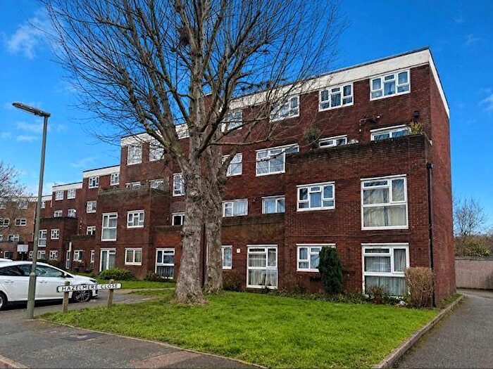 1 Bedroom Flat For Sale In Hazelmere Close, Leatherhead, Surrey, KT22
