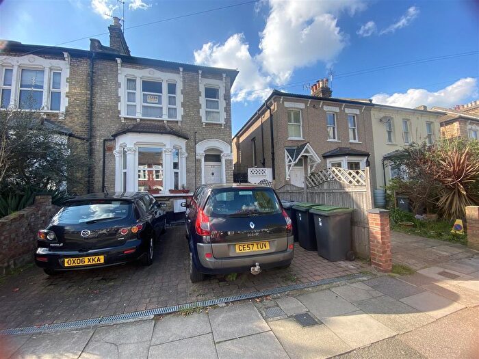 Studio To Rent In Whittington Road, London, N22