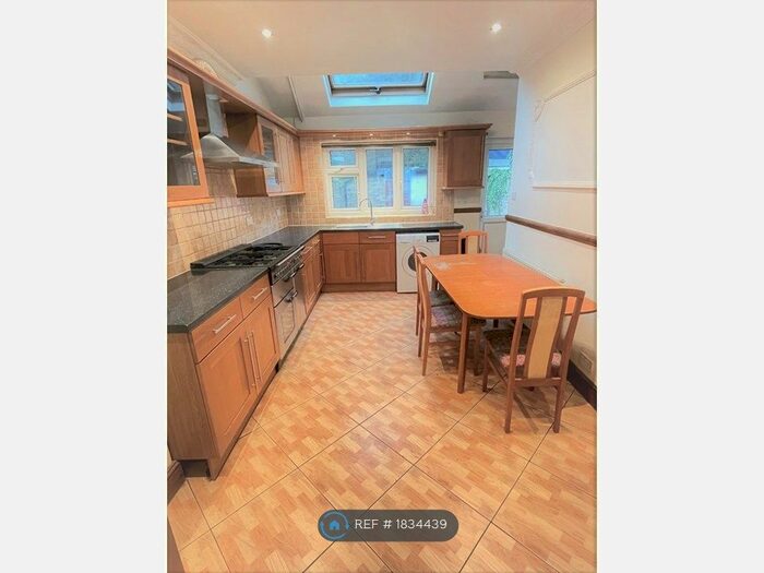 4 Bedroom Terraced House To Rent In Jubilee Street, London, E1