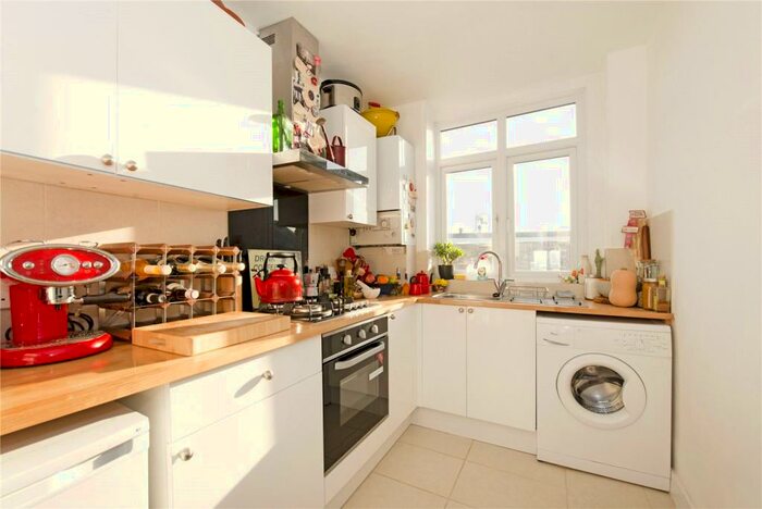 Studio To Rent In Essex Road, Islington, London, N1