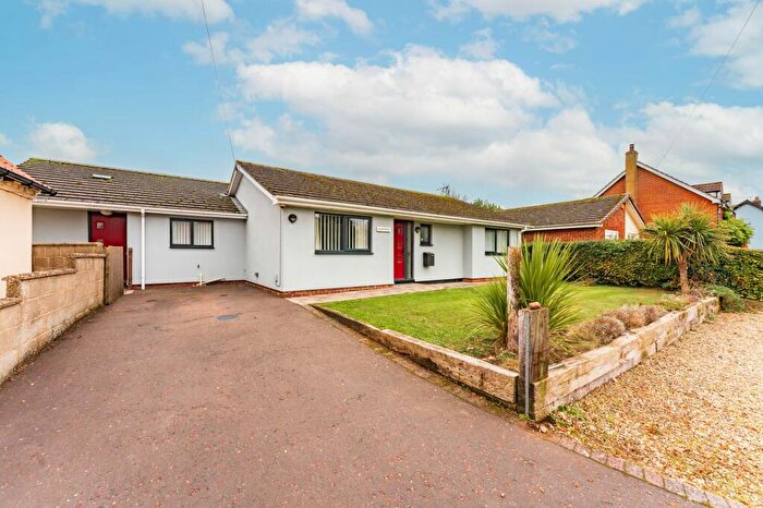 3 Bedroom Detached Bungalow For Sale In Norwich Road, Yaxham, NR19