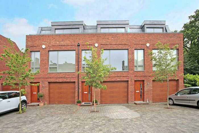 3 Bedroom Town House To Rent In High Street, Esher, KT10