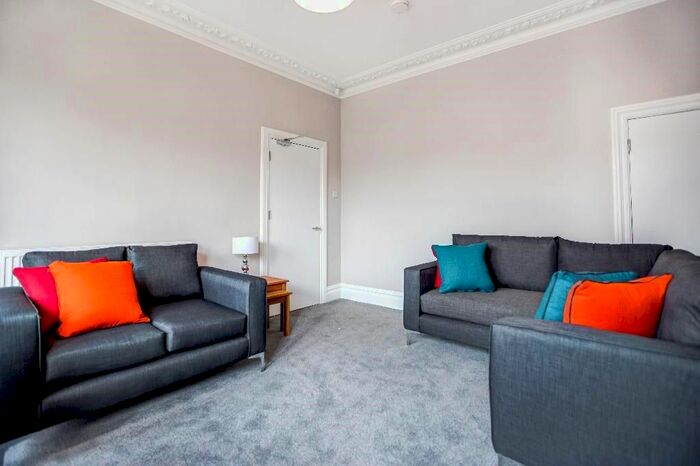 3 Bedroom Property To Rent In Lynton Road, London, SE1