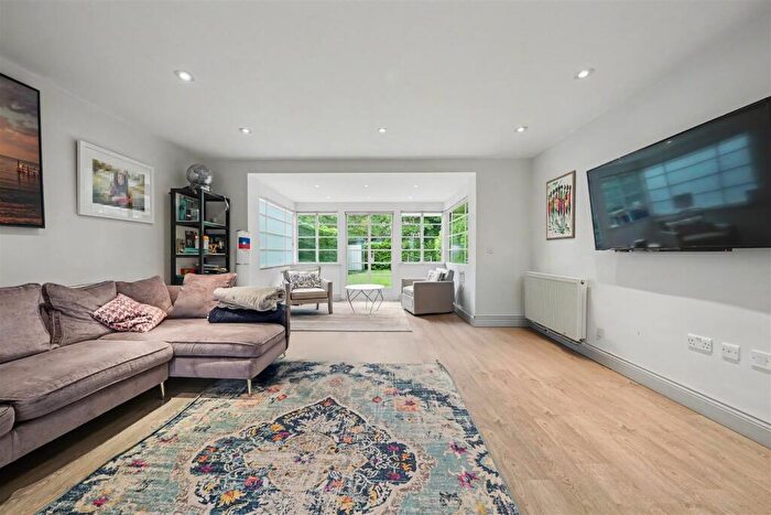 5 Bedroom House To Rent In Vivian Way, London, N2