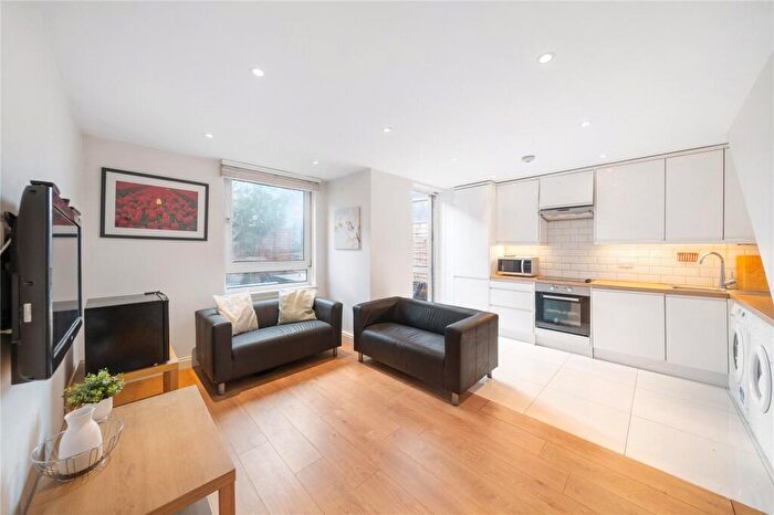 4 Bedroom Maisonette For Sale In Benham Close, London, SW11