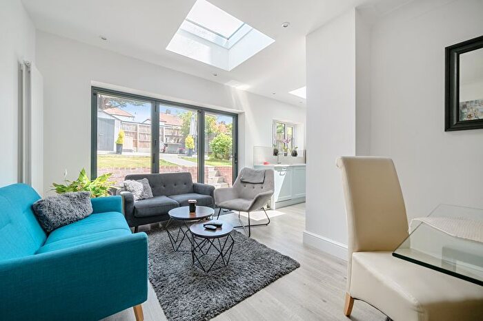 4 Bedroom Semi-detached House For Sale In Brookside South, Barnet, EN4