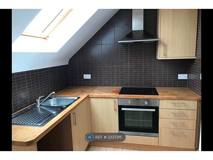 2 Bedroom Flat To Rent In Victoria Road, Ferndown, BH22