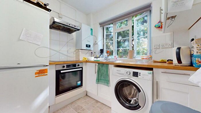 2 Bedroom Flat To Rent In Hendon Way, London, NW2