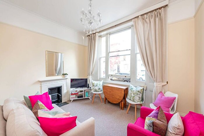 2 Bedroom Flat To Rent In Oakley Street, Chelsea, London, SW3