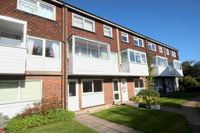2 Bedroom Flat To Rent In Cross Lanes, Guildford, GU1