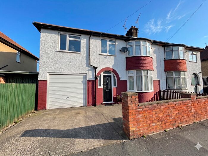 5 Bedroom Semi Detached House For Sale In Fitzroy Avenue, Luton, Bedfordshire, LU3