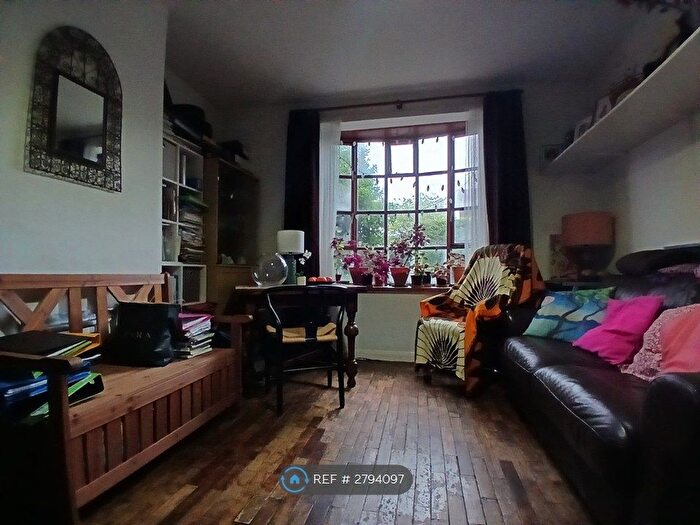 3 Bedroom Semi-detached House To Rent In Cinderford Way, Bromley, BR1