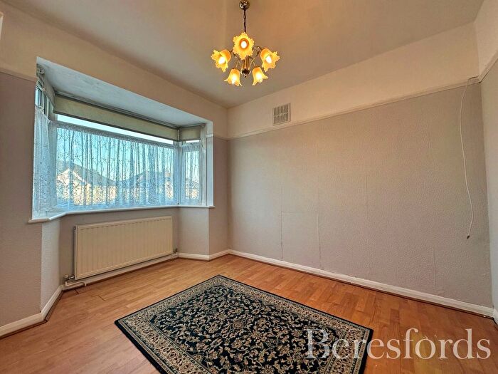 3 Bedroom Bungalow For Sale In Alma Avenue, Hornchurch, RM12