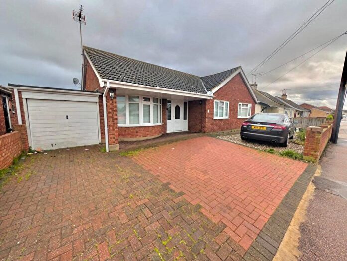 3 Bedroom Bungalow For Sale In Craven Avenue, Canvey Island, SS8