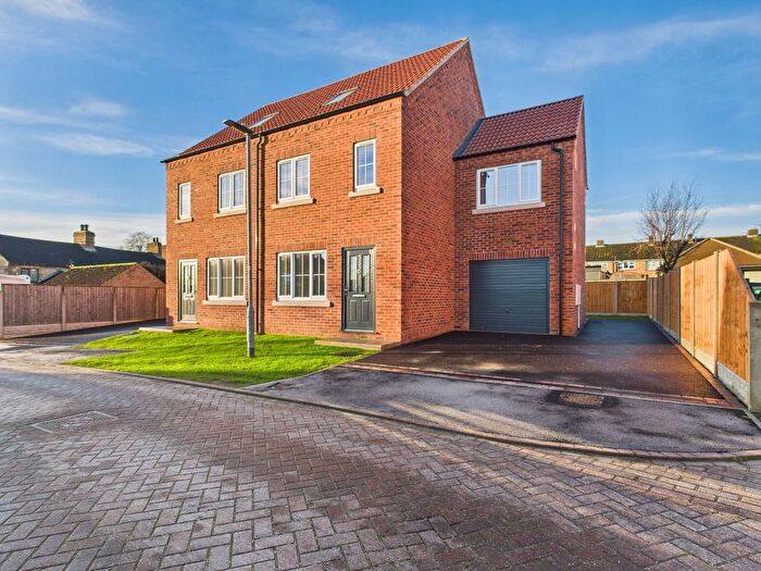 4 Bedroom Semi-Detached House To Rent In Saffre Close, Winterton, DN15