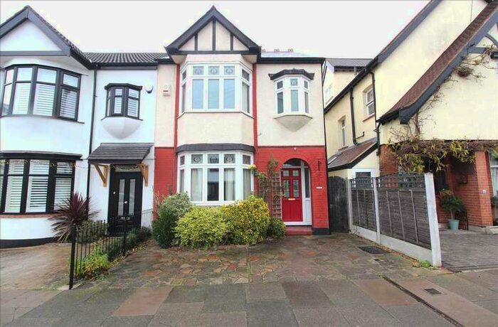 3 Bedroom Semi-Detached House To Rent In Leigh On Sea, SS9