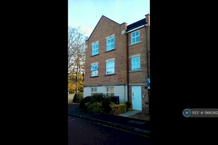 3 Bedroom Flat To Rent In Wren Close, Stapleton, Bristol, BS16