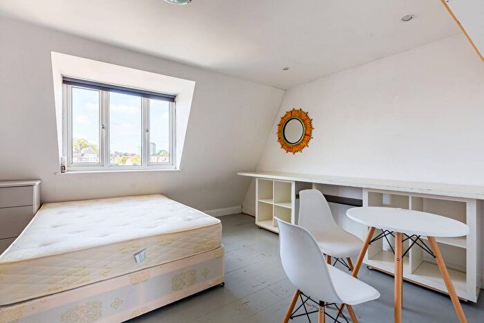 3 Bedroom Flat To Rent In Hornsey Road, Archway, London, N19