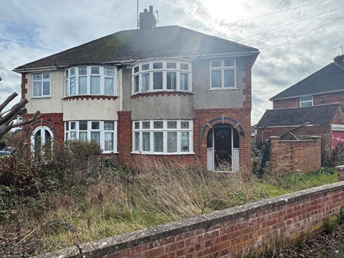 3 Bedroom Semi Detached House For Sale In Second Avenue, Wellingborough, NN8