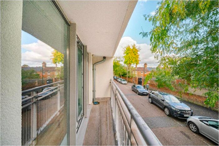 2 Bedroom Town House To Rent In Vineyard Path, SW14