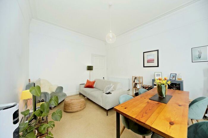 1 Bedroom Flat To Rent In Bolingbroke Grove, SW11