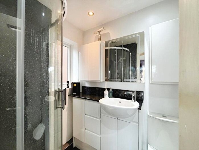 4 Bedroom Detached House For Sale In Canons Close, Warminster, BA12
