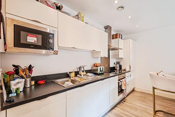 2 Bedroom Flat For Sale In Whitchurch Lane, Bristol, BS14
