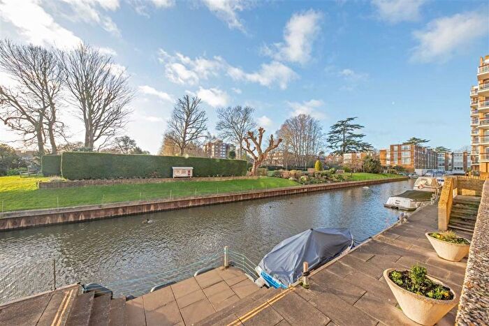2 Bedroom Property To Rent In Thamespoint, Fairways, Teddington, TW11