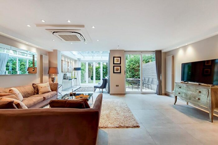4 Bedroom Town House To Rent In Court Close, St Johns Wood, London, NW8