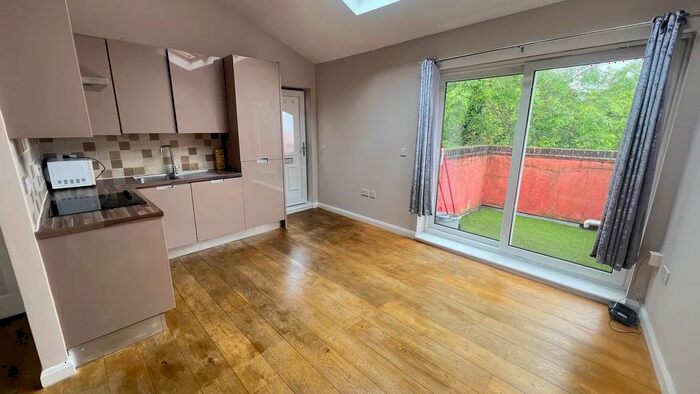 1 Bedroom Flat To Rent In Brewster Place, Kingston Upon Thames, KT1