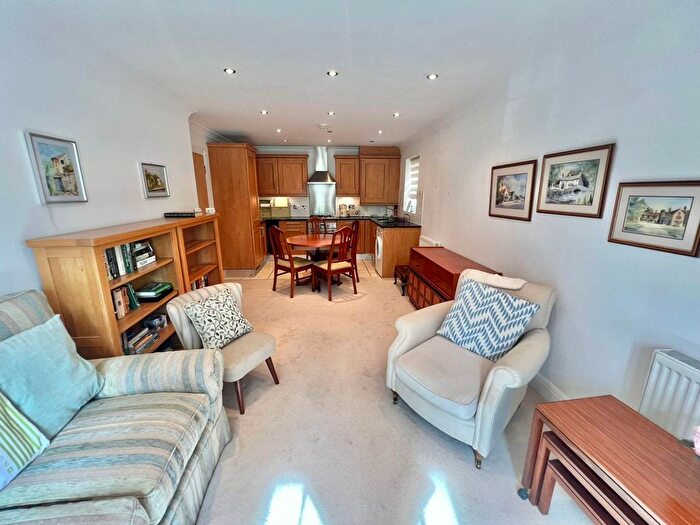 2 Bedroom Flat For Sale In Priests Lane, Shenfield, CM15