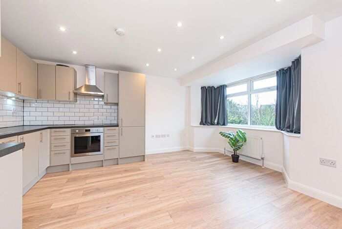 4 Bedroom Flat To Rent In Cheviot Gardens, Cricklewood, London, NW2