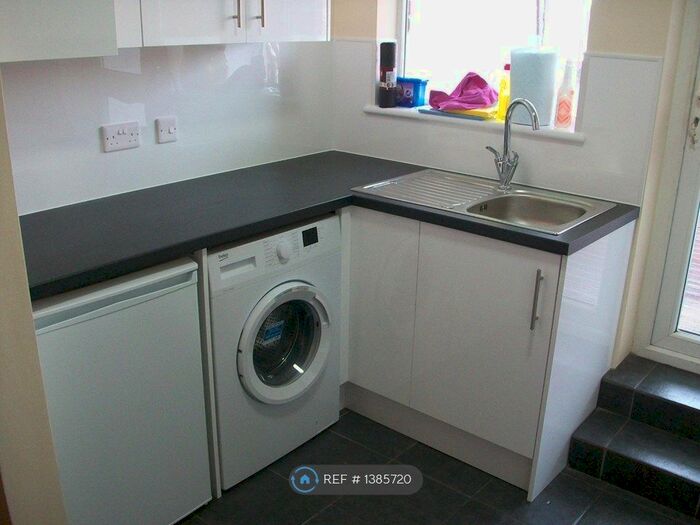 2 Bedroom Flat To Rent In Milton Road, Portsmouth, PO4