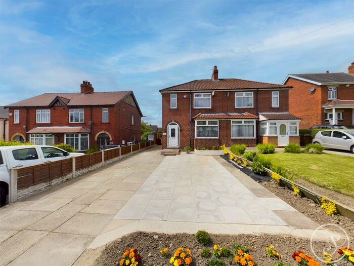 3 Bedroom Semi-Detached House To Rent In Leeds Road, Kippax, Leeds, LS25