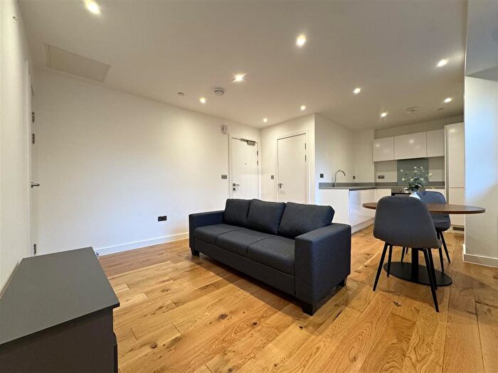 1 Bedroom Flat To Rent In Rockingham Road, Uxbridge, UB8