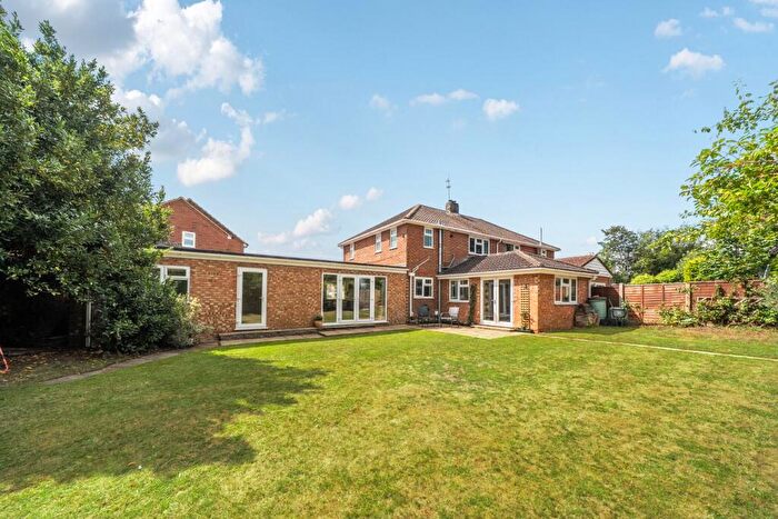 4 Bedroom Semi-Detached House For Sale In Cheney Close, Toddington, LU5