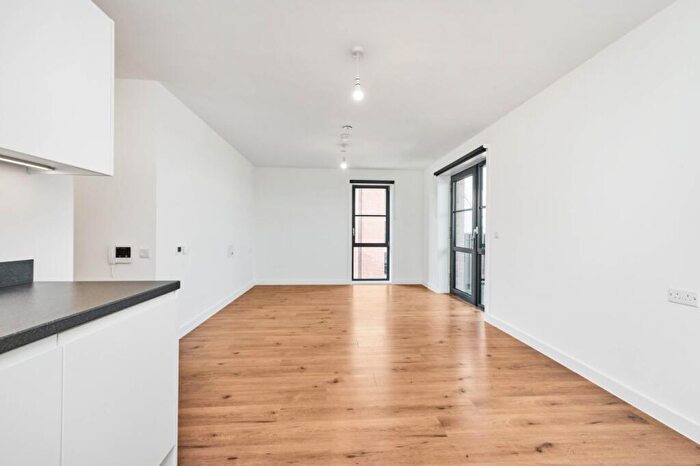 1 Bedroom Flat To Rent In New Road, Dagenham, RM9
